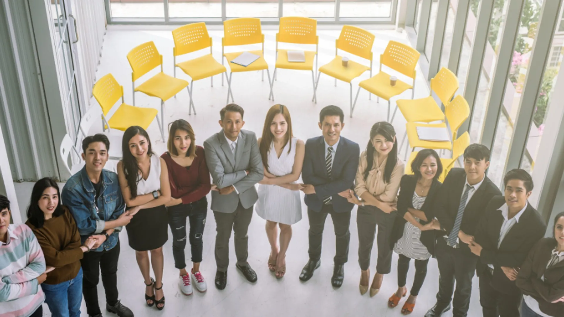 Hình ảnh minh họa cờ bạc có trách nhiệm với các yếu tố an toàn và kiểm soát người chơi trên nền màu xanh đậm và vàng kim.